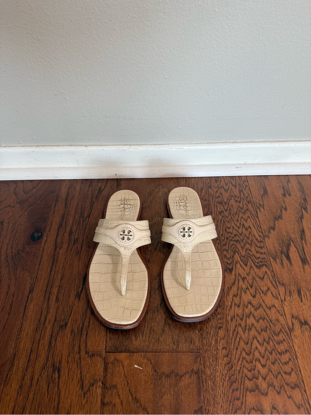 Tory Burch Cream Croc-Embossed Thong Sandals with Logo Medallion - 8 womens